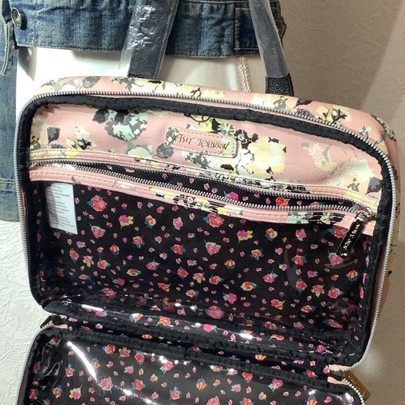 Betsey Johnson NEW - Cosmetic Case - Pink Floral w/ cute Betsey Black Bow - Picture 3 of 6